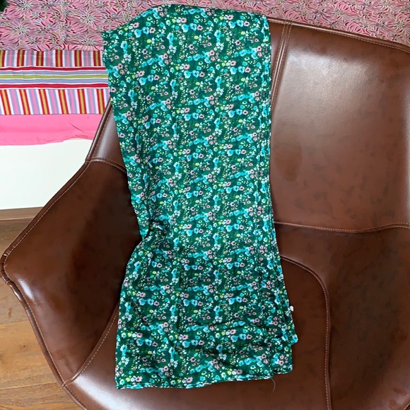 GREEN FLORAL PRINT STOLE. For brightening up any outfit in any season. - Picture 5 of 6